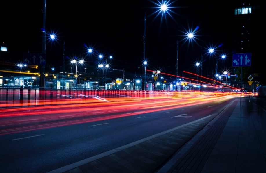 Samochód zapłonął na autostradzie A2: Straż pożarna blokuje ruch między węzłami Poznań Luboń i Poznań Komorniki