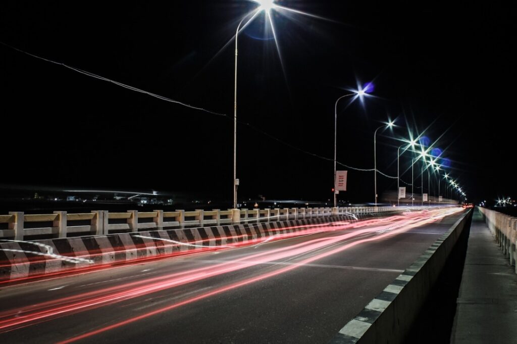Wzrost bezpieczeństwa na przejściach dla pieszych dzięki dodatkowemu oświetleniu w Poznaniu