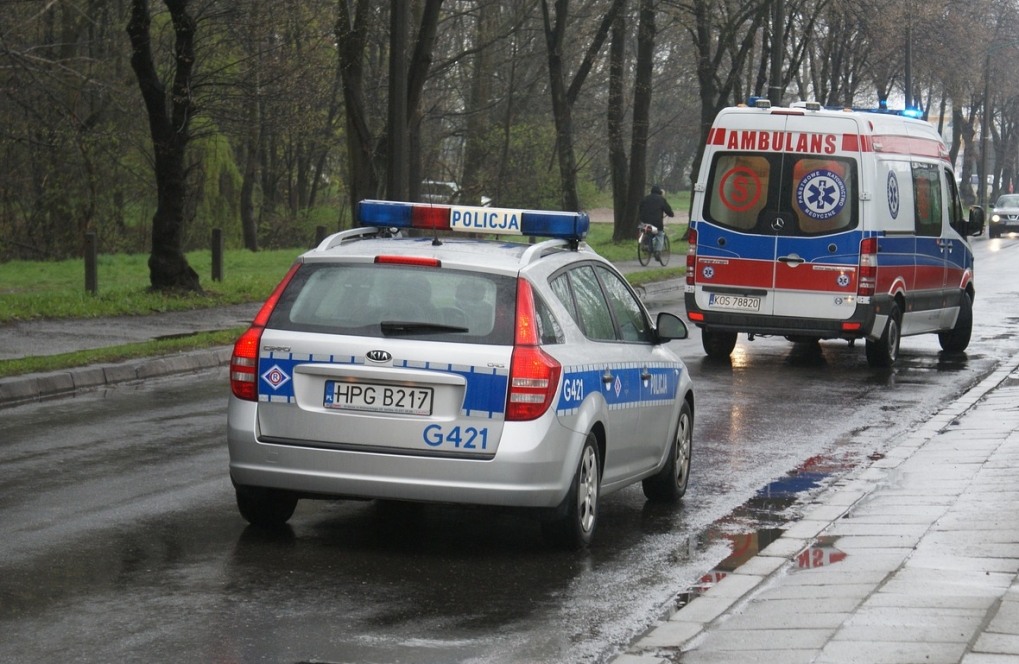 Tragiczny incydent w miejscu pracy: 18-letni pracownik traci obie nogi