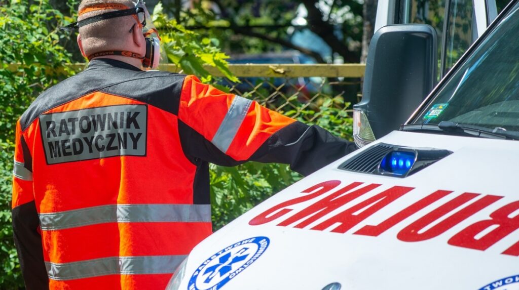 Tragiczny incydent na ulicy Dmowskiego: Nieudana próba reanimacji 30-letniego mężczyzny