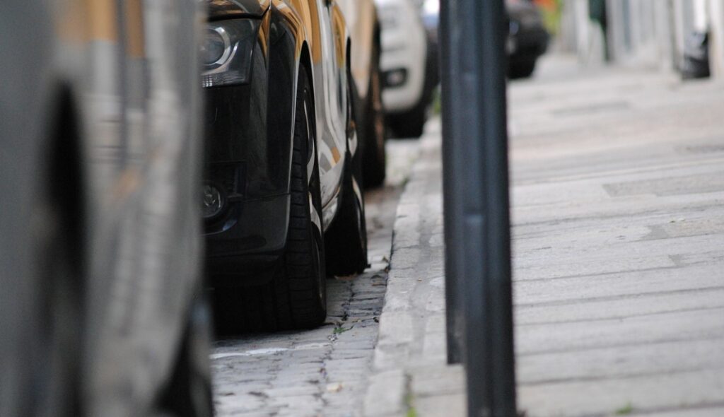 Wdrażanie nowoczesnych parkomatów w centrum: płatności kartą, bilet elektroniczny i funkcja start-stop