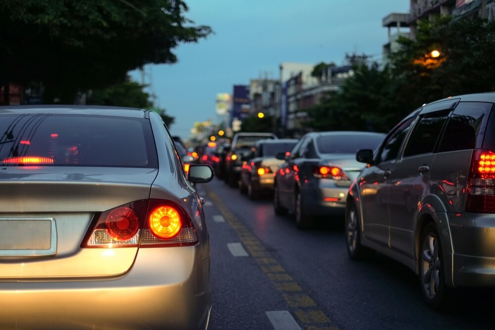 Kolizja na A2: Poważne utrudnienia w ruchu po zderzeniu z barierami