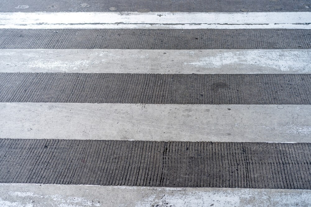 Śrem – Policjanci jadąc w nocy na interwencję domową, pomogli siedzącemu w rowie 18-latkowi