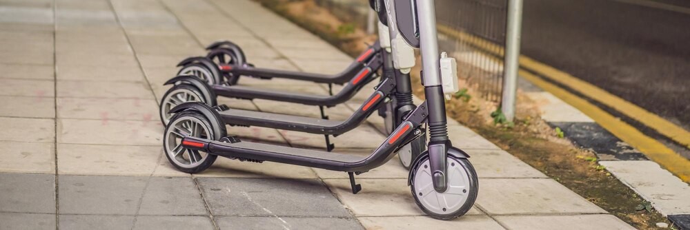 Bezpieczeństwo na drodze: Jak chronić dzieci podczas letnich zabaw na rowerach i hulajnogach?